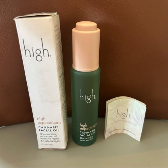 High Beauty High Expectations Facial Oil- NEW in Box - Picture 2 of 6